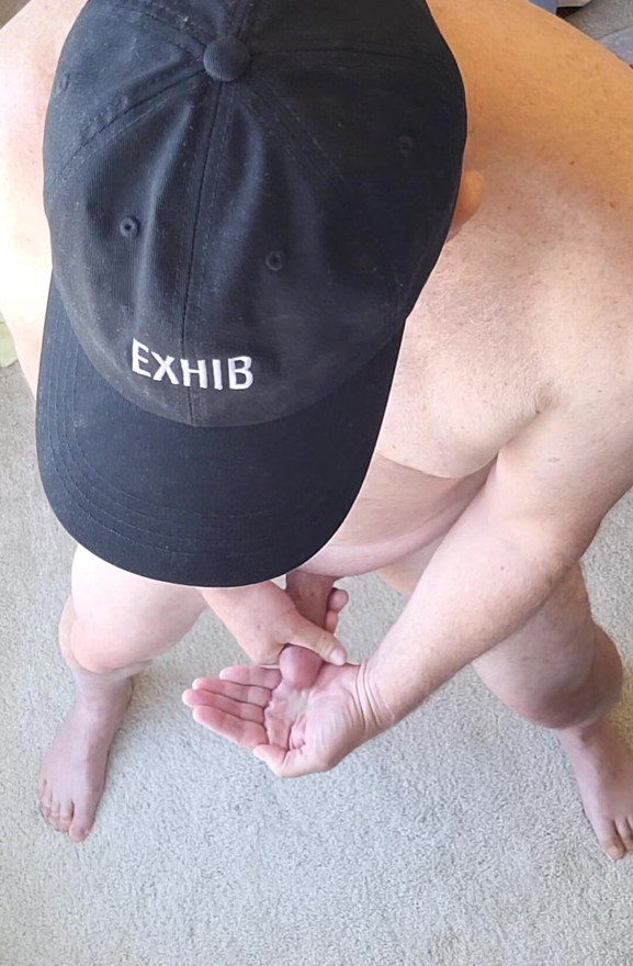 Exhibitionist old guy cums &sväljer egen sperma