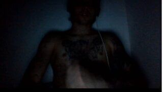 Сатанинская сексуальная татуированная модель перед вебкамерой 913