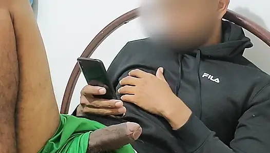 Video izliyor ve bana dokunuyor