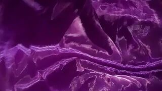 Мастурбация в атласном фиолетовом шариковой рубашке