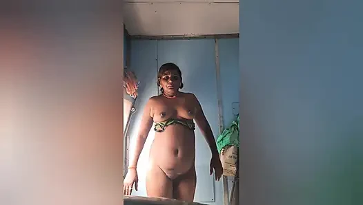 Hintli desi iki arkadaş bir erkekle sert sikişiyor