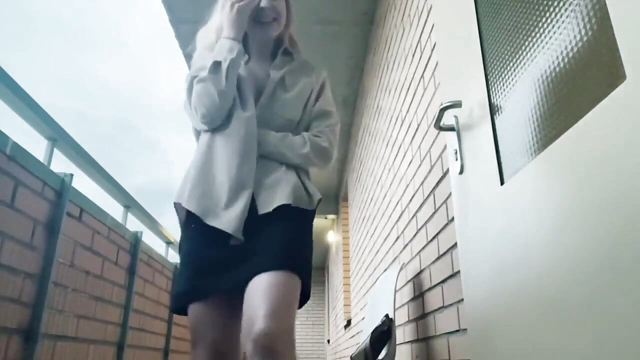 प्रवेश द्वार में हैण्डजॉब।