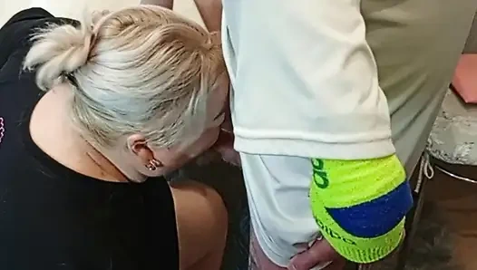 Üvey annemi mutfakta ağzından sikiyorum ve boşalıyorum