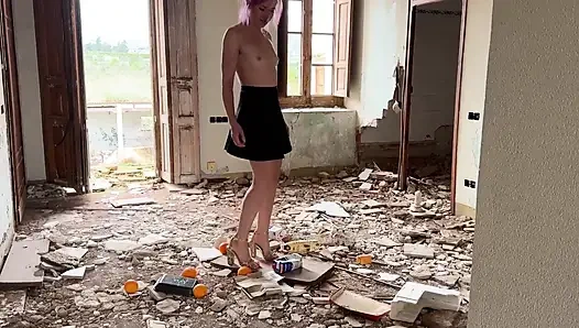 Topuklu ayakkabı altında ezildi