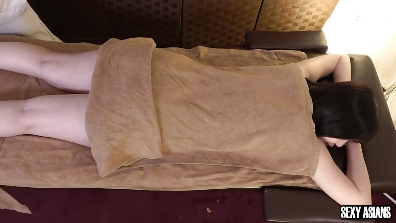Busty H Cup Client Leaves Frustration Behind as Massage Sparks a Heated Desire