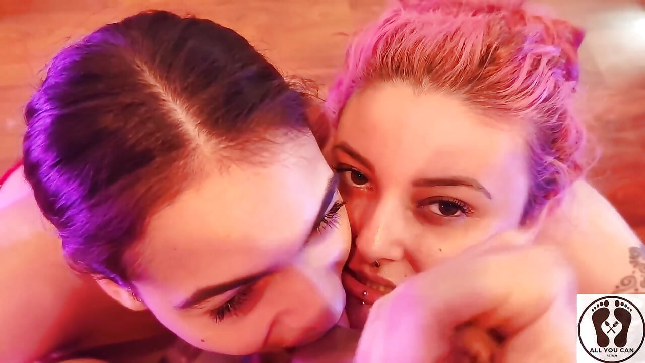 Çaresiz oda arkadaşı yüzüne çifte sakso çekiyor