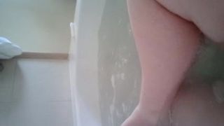只是在按摩浴缸里伸展我的腿