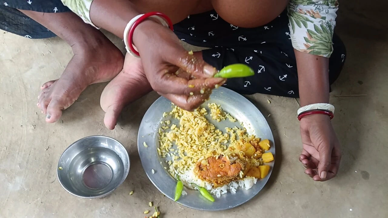 Desi bhabhi ne machhi chawal khaya