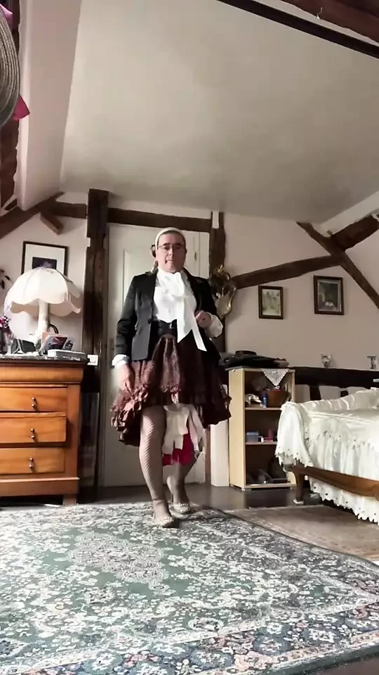 Em saia marrom e roupa de blusa branca para o dia