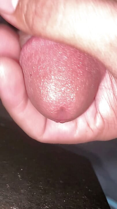A minha piça grande está a ficar com uma ereção por causa do tesão e quer foder o buraco da cona de alguém