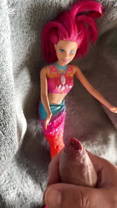 Svršavanje na Barbie Sirena lutku