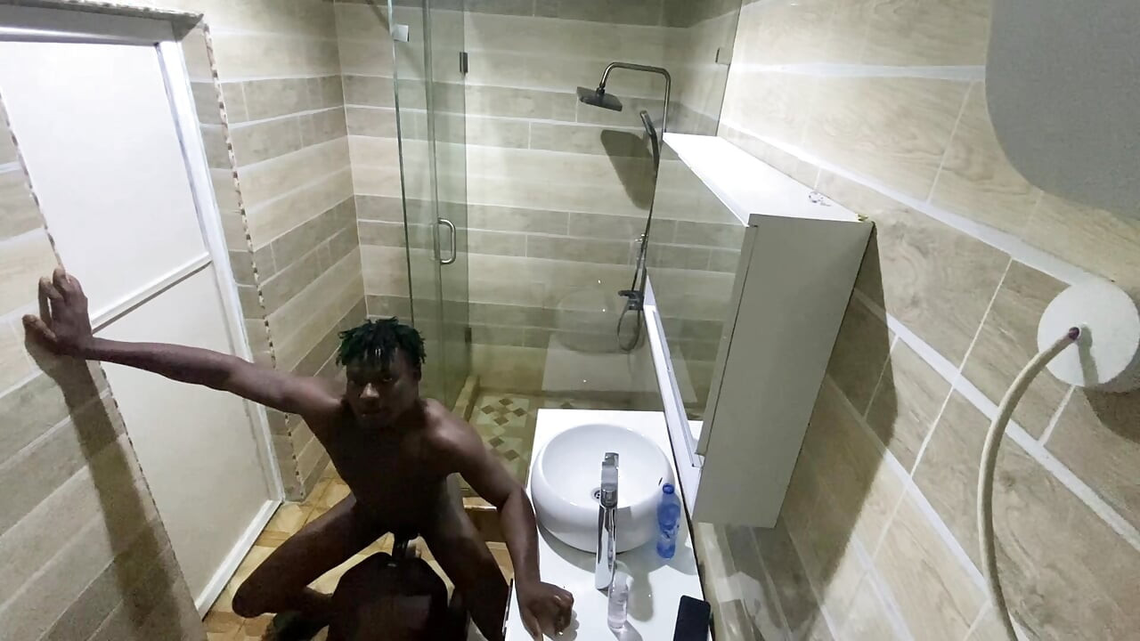 J’en ai besoin dans les toilettes