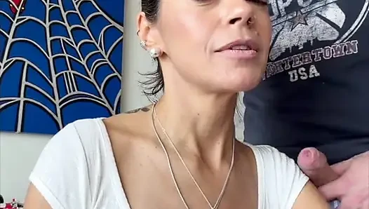 Perfekte ehefrau: der heiße amateur-pornostar angelina bekommt schwanz in den mund und kommt auf ihre möpse