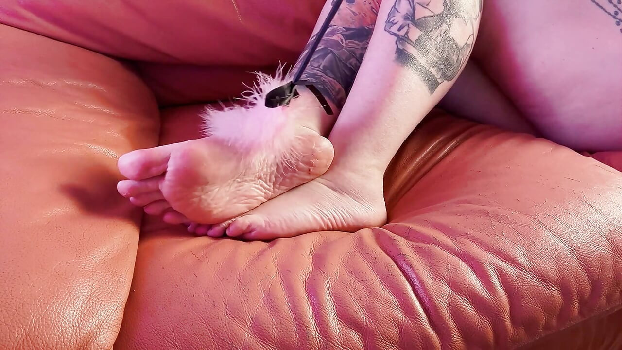 Te tachinez cu picioarele și picioarele mele sexy