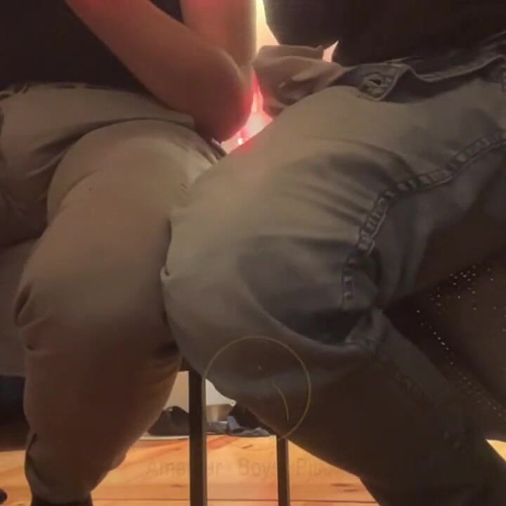 2 เพื่อนร่วมเพศมือสมัครเล่นเปียกกางเกงในกล้องสําหรับผู้ติดตาม