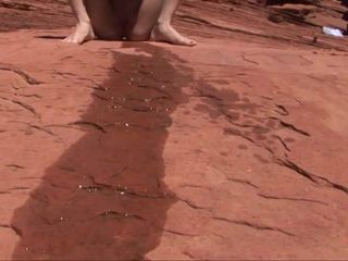स्कीनी ब्रुनेट pees पर the Rocks
