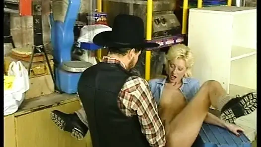 Hinter Deutschen Türen Wird Fleißig Gefickt - Kompletter Film