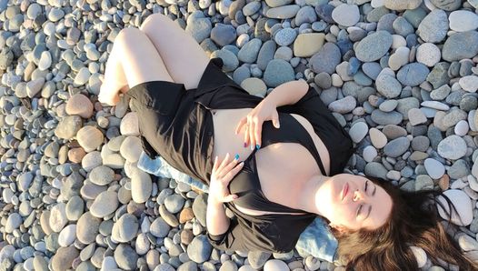 Grote natuurlijke borsten en perfecte voeten - prachtige meesteres Lara raakt zichzelf aan op het openbare strand