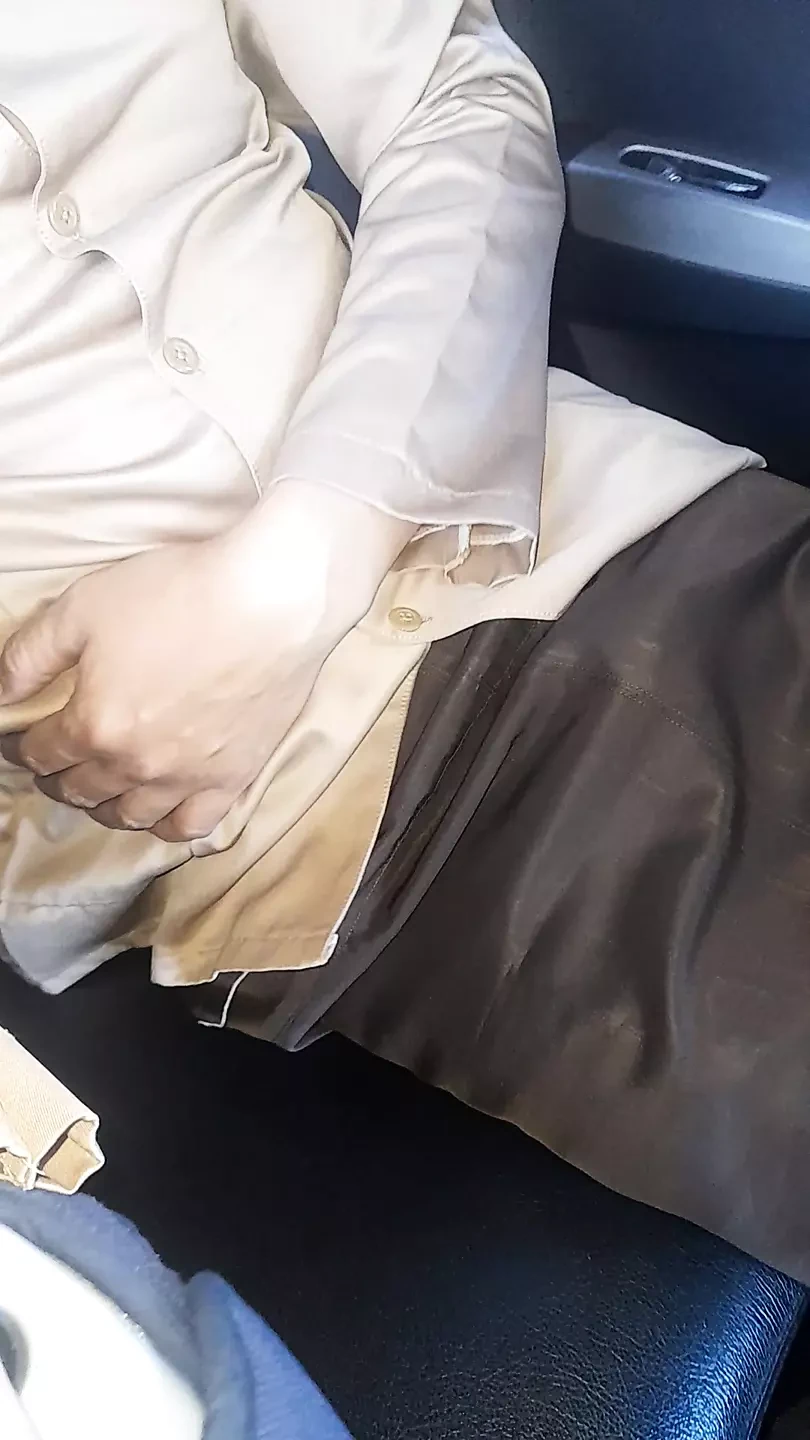 Crossdressing masturbando-se vestindo mulher brilhante uniforme escolar Seragam Pramuka