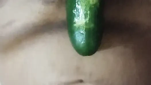 Грудастая сучка играет с собой и трахает себя огурцом