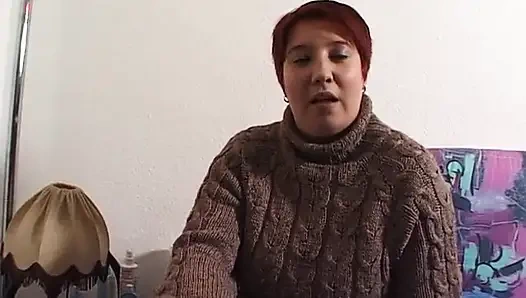 Mollige rothaarige schlampe spielt beim casting mit ihrer haarigen fotze