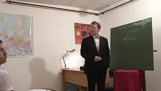 Murid perancis rambut merah amatir dientot habis-habisan dan disodok oleh guru dan teman sekelasnya