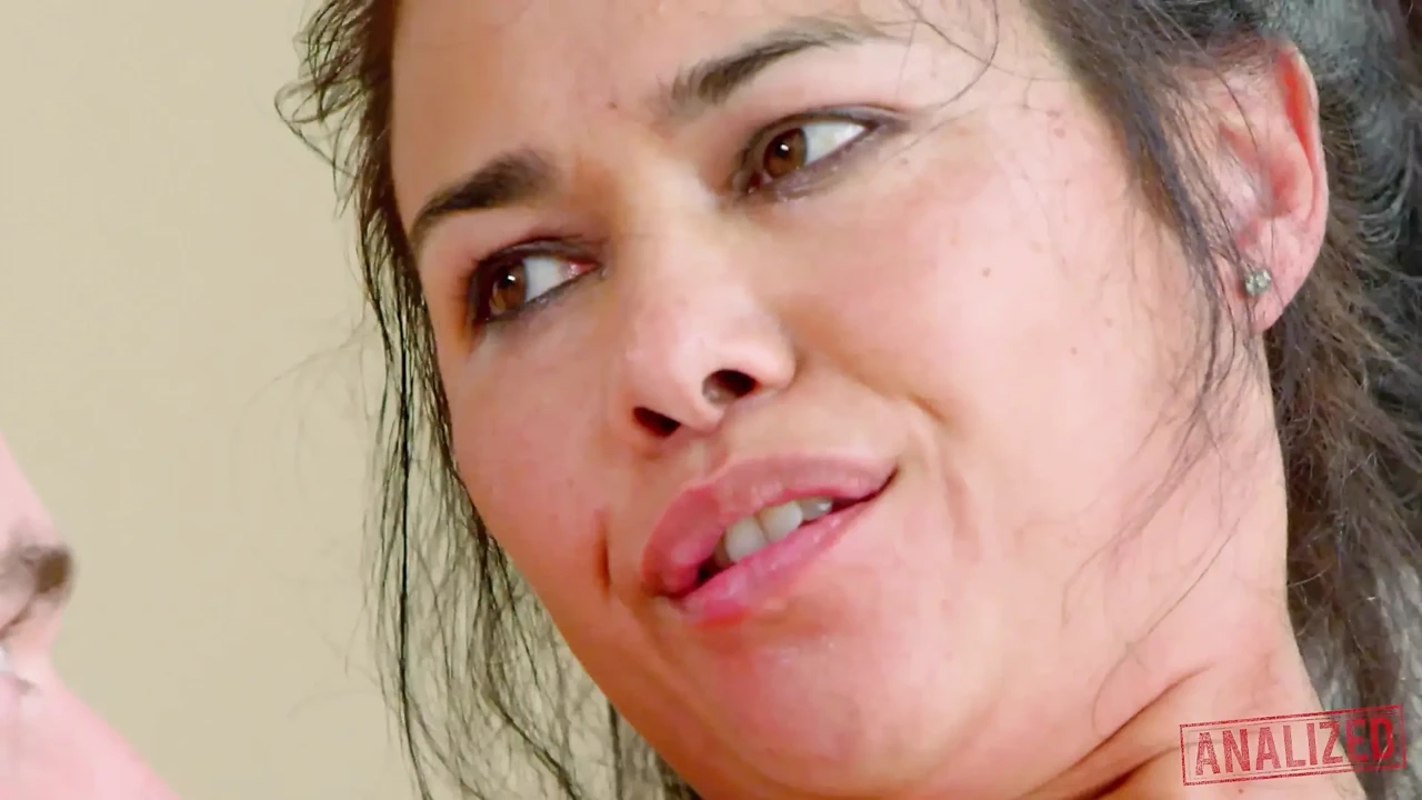 Những cái lỗ khít khao của Dana Vespoli bị con cu khổng lồ đập một cách tàn nhẫn