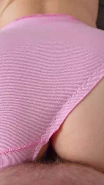 Gruba cipka i duży tyłek w różowe mokre majtki na dobre ruchanie - Pełna w moim profilu