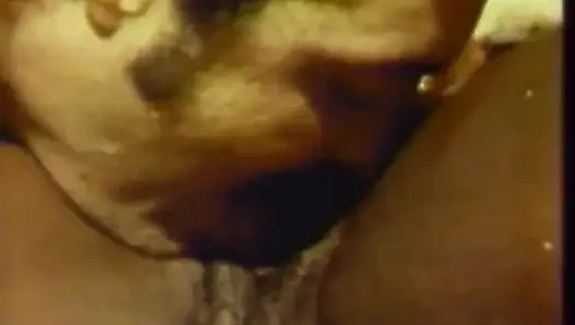 Лизание черно-белой киски в спальне