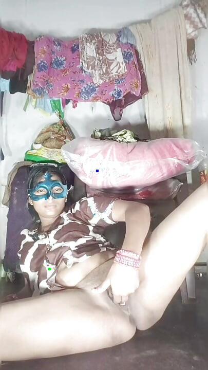 Putting a finger in a virgin girl's pussy, the water of the pussy came out, there is no land, so Hindi audio virgin put dildo in pussy and took out pussy water in the ass.