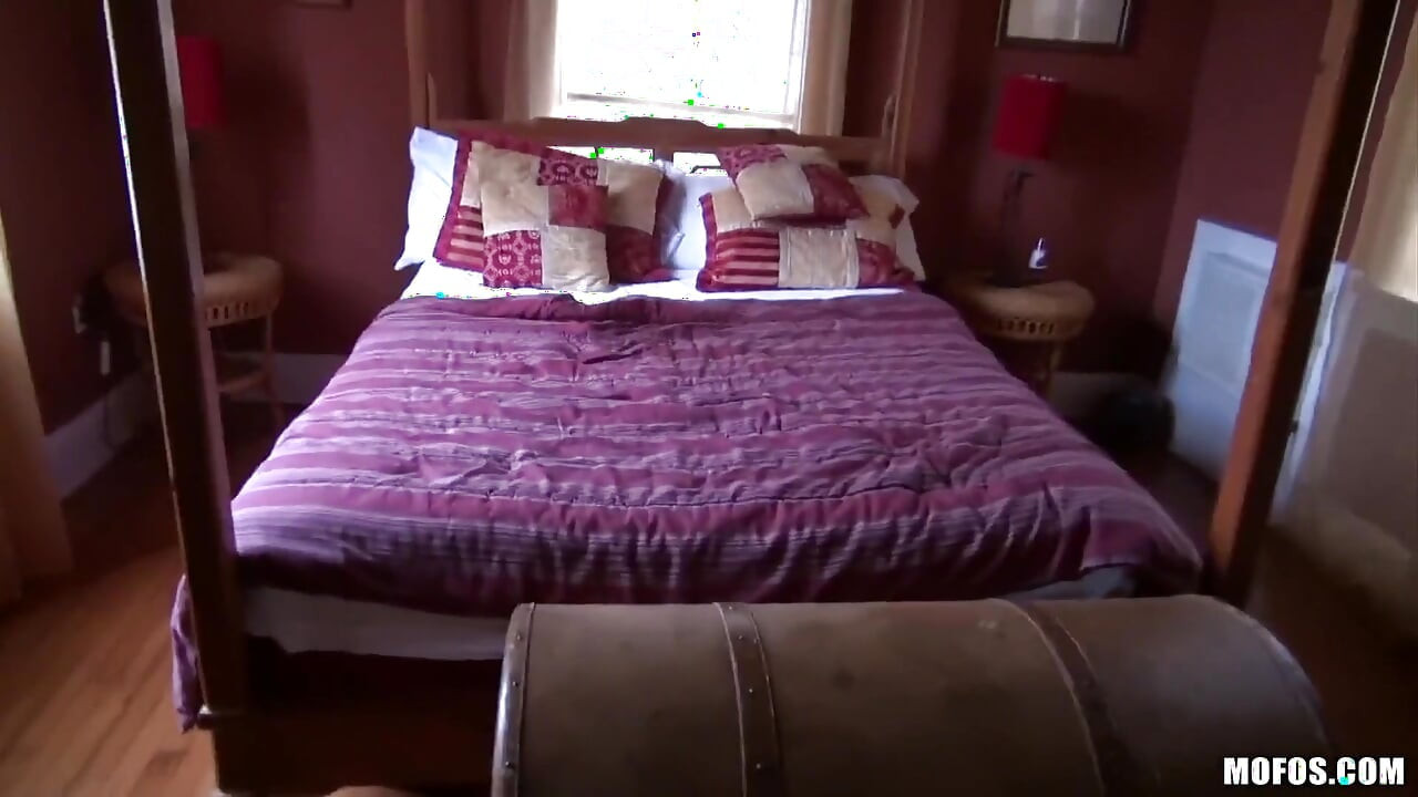 I Know That Girl - Teen London Jolie Gets POV Facial