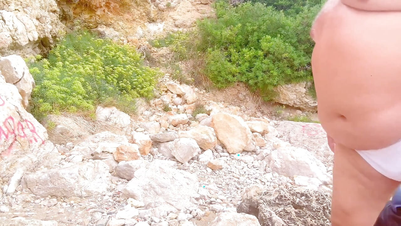 Il capitano di grotta l'uomo ha l'orgasmo a mani libere dopo aver abitato la grotta