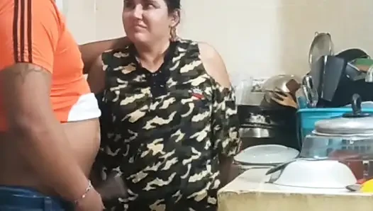 Hizmetçiyle mutfakta sikişiyor