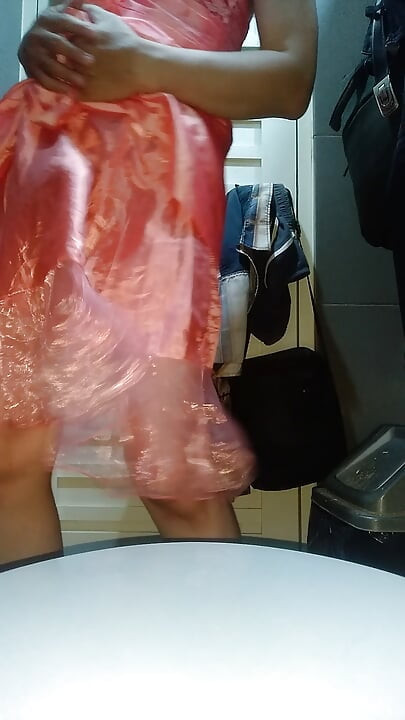 穿着可爱粉色缎面派对迷你裙的伪娘，身上还沾满精液