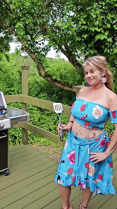 Real TOPLESS MOMMY Enjoying the Summer Barbecuing with her Mature MILF BIG TITS Out in the Sunshine