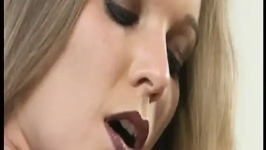 Blonde deutsche heiße mutter gibt fußjob und wird in der fetischszene gefickt