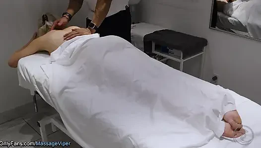 Klien pijat wanita seksi memamerkan memeknya ke terapis