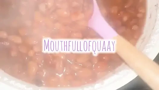 Cewek semok ini bisa masak