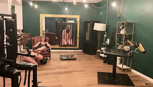 Cewek sange ini lagi asik muasin memeknya pakai mainan seks sampai lubangnya menganga lebar