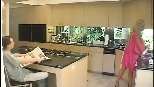 Lüks büyük memeli orta yaşlı seksi kadın kahvesine biraz krem sunuyor
