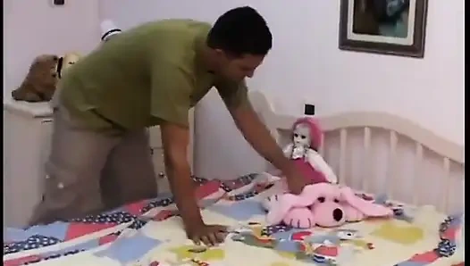 Şehvetli esmer bebek sulu amcığını siktiriyor