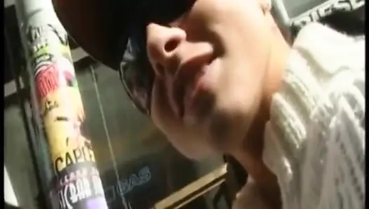 Cowok berotot ngentot cewek sange rambut cokelat di sofa