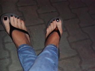 Глянцевый черный лак для ногтей с пальцами ног и платформенные вьетнамки