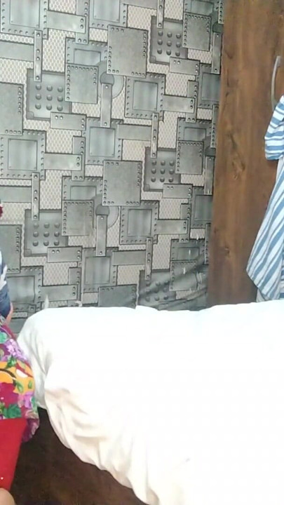 Mom ko betaa ne paayal khaarid kar diya aur mom ki tight pussy se maaje liiye | Clip 1