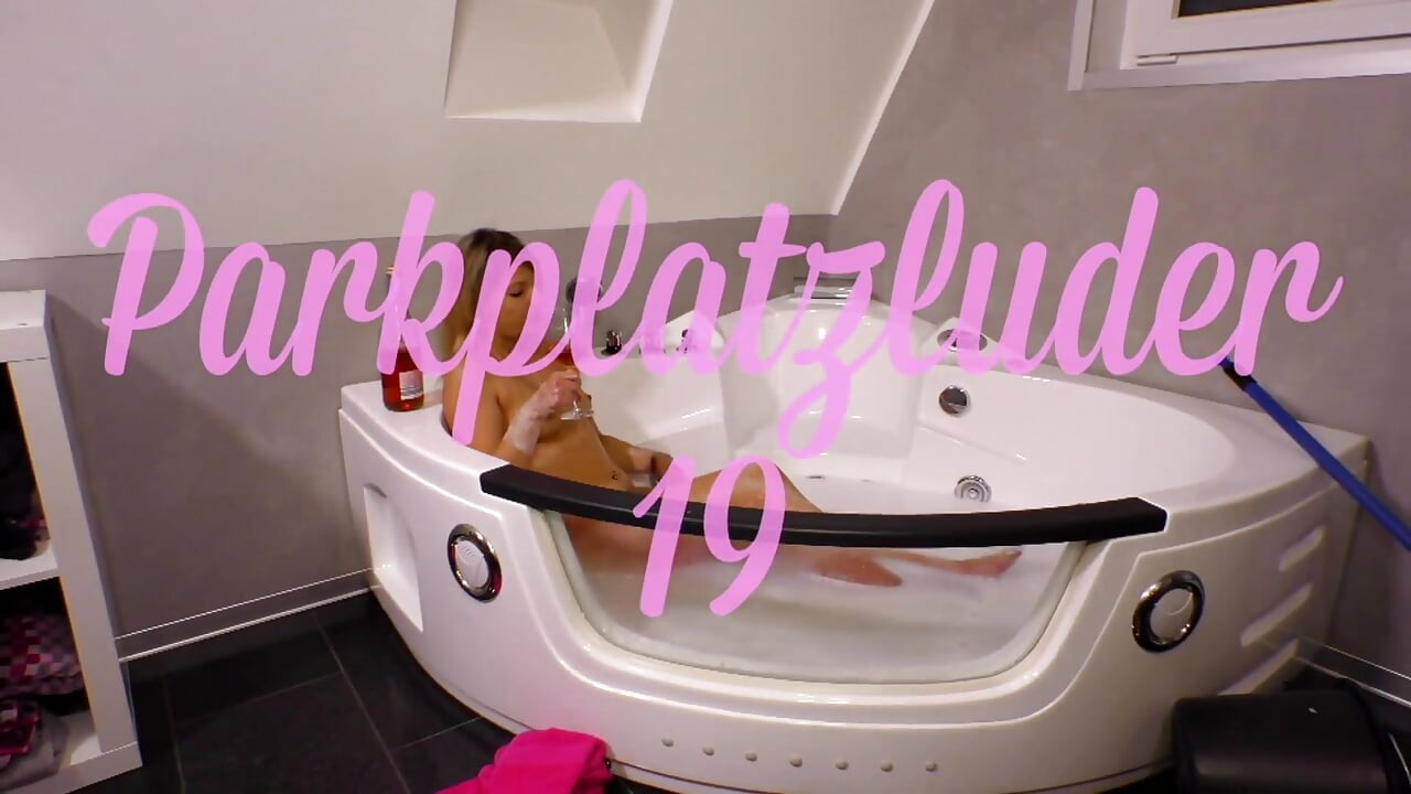 Plavuša s velikom guzicom poprskana u usta u kupaonici