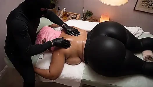 Maskierte bBW bekommt erotische Ölmassage - von leggings über tanga bis voll nackt