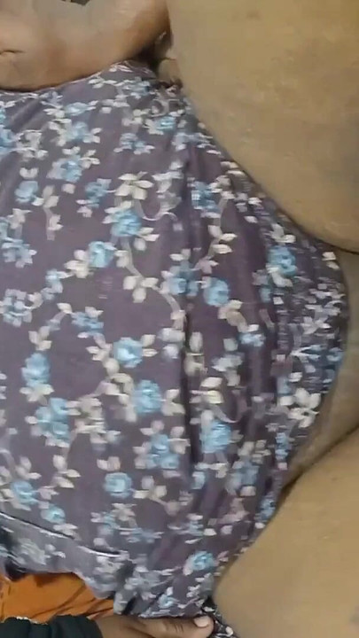 Detik ikonik dari "Isteri Desi Tamil menghisap zakar panas suami dan berkongkek keras, kali pertama mencuba dubur gagal."