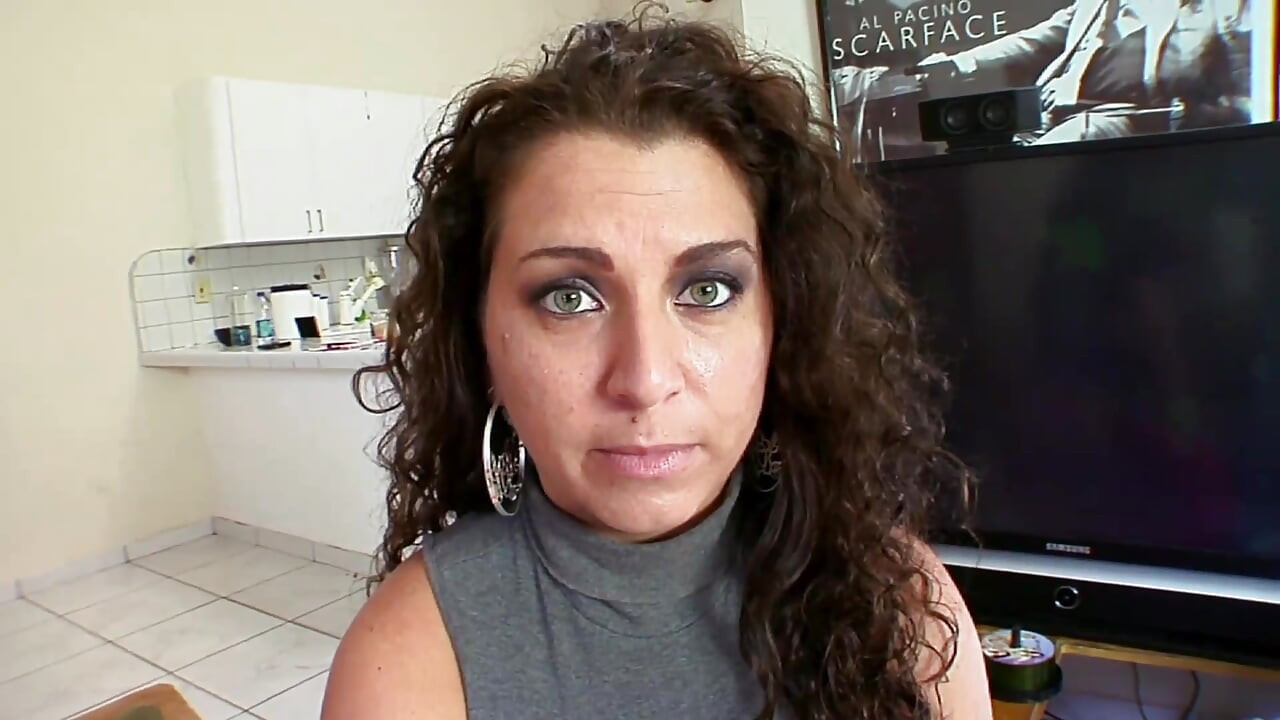 Djevojka s velikim sisama jebana otpozadi ogromnim kurcem