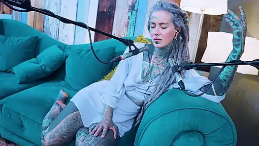 Я говорю о G - Grattitude - подкаст ASMR говорящая готесса, худенькая девушка дредки татуированная модель, татуированная девушка