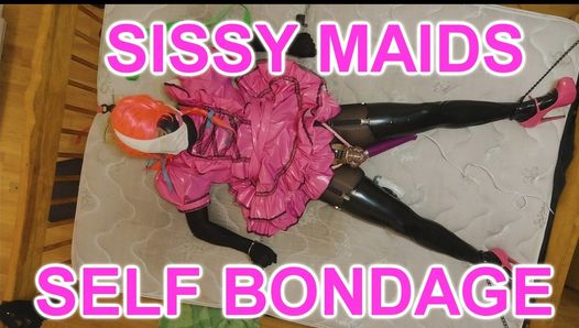 Sissy cameriera sborra in castità durante l'auto bondage incatenata al letto